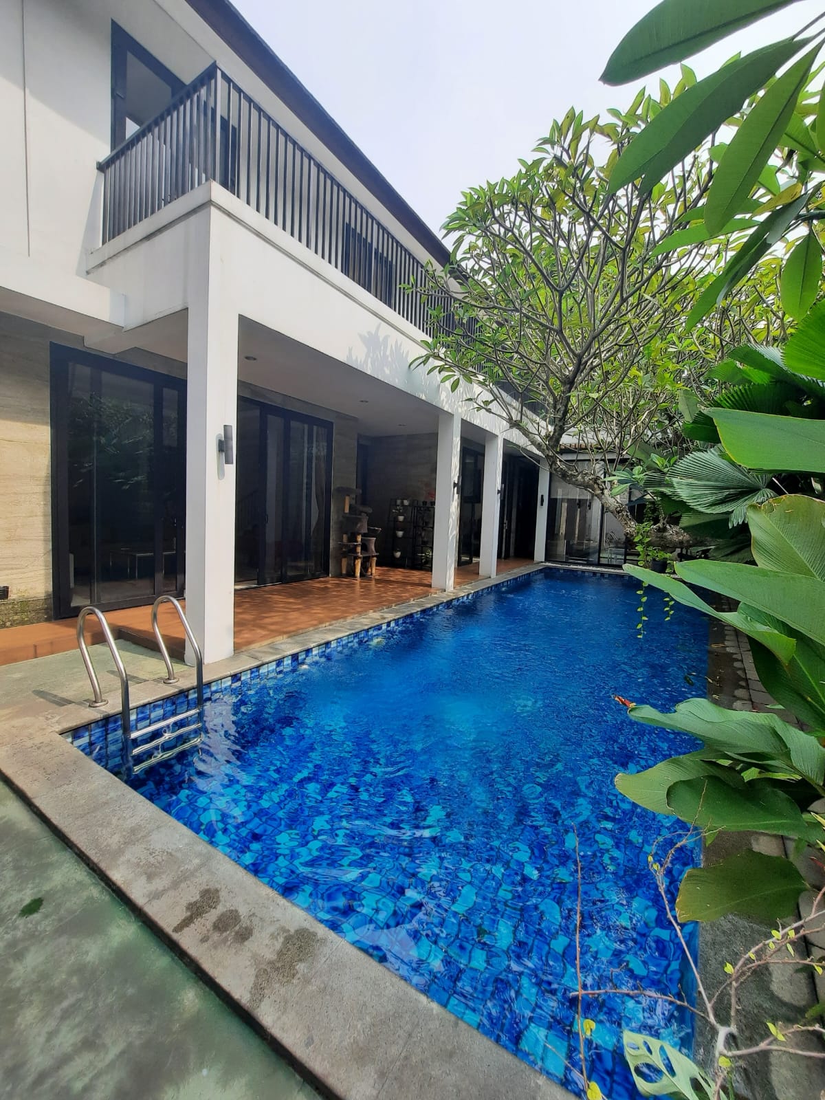 Jual Rumah Kemang-2 Lantai, Ada Pool, Dalam Komplek