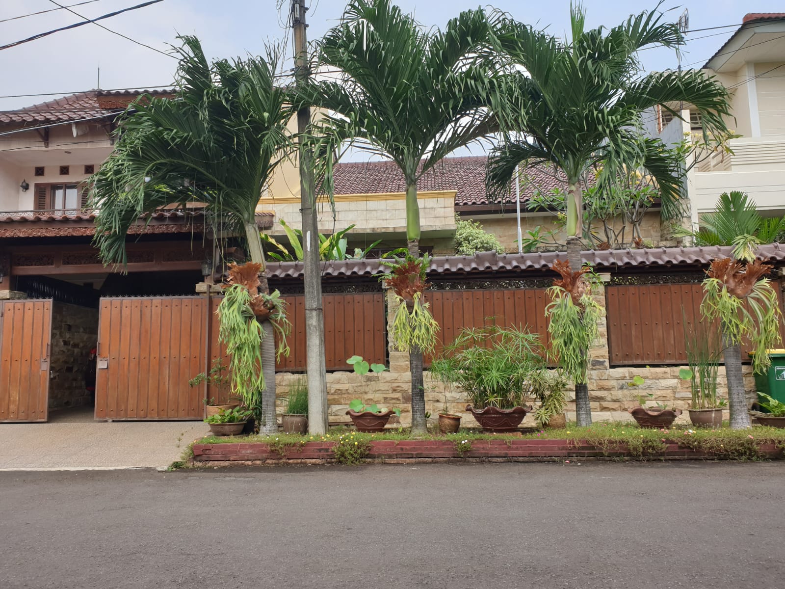 Rumah Terawat di Perumahan Elit, Nuansa Semi Etnik