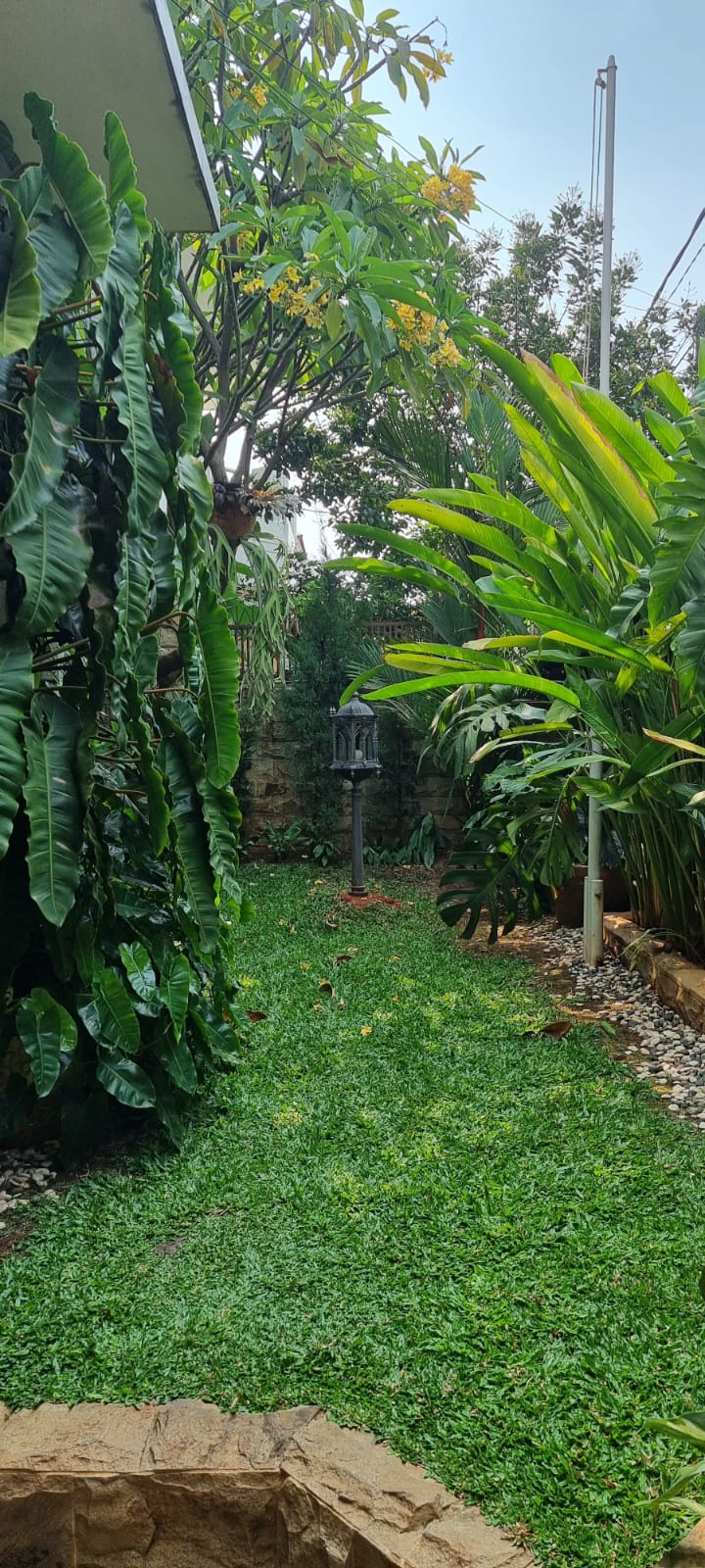 Rumah Terawat di Perumahan Elit, Nuansa Semi Etnik