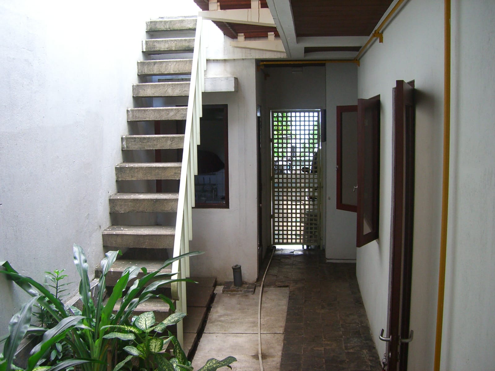 Ada 2 Bangunan. Bangunan Utama dan Paviliun, Ada Taman. KT Pembantuu Terpisah