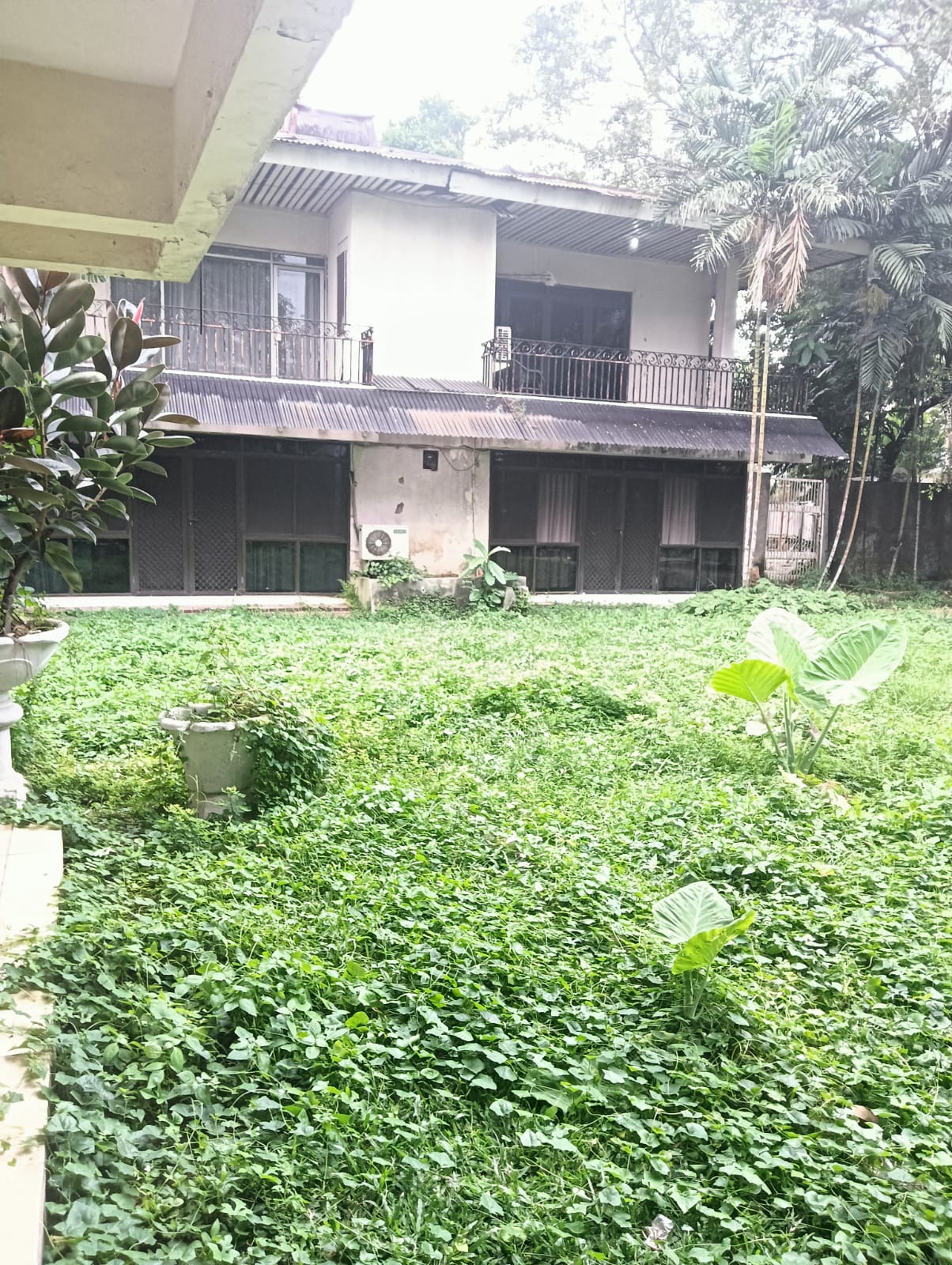 Tanah dan Bangunan Di Kuningan. Luas 6400 m2, Cocok Developer, Lokasi Strategis