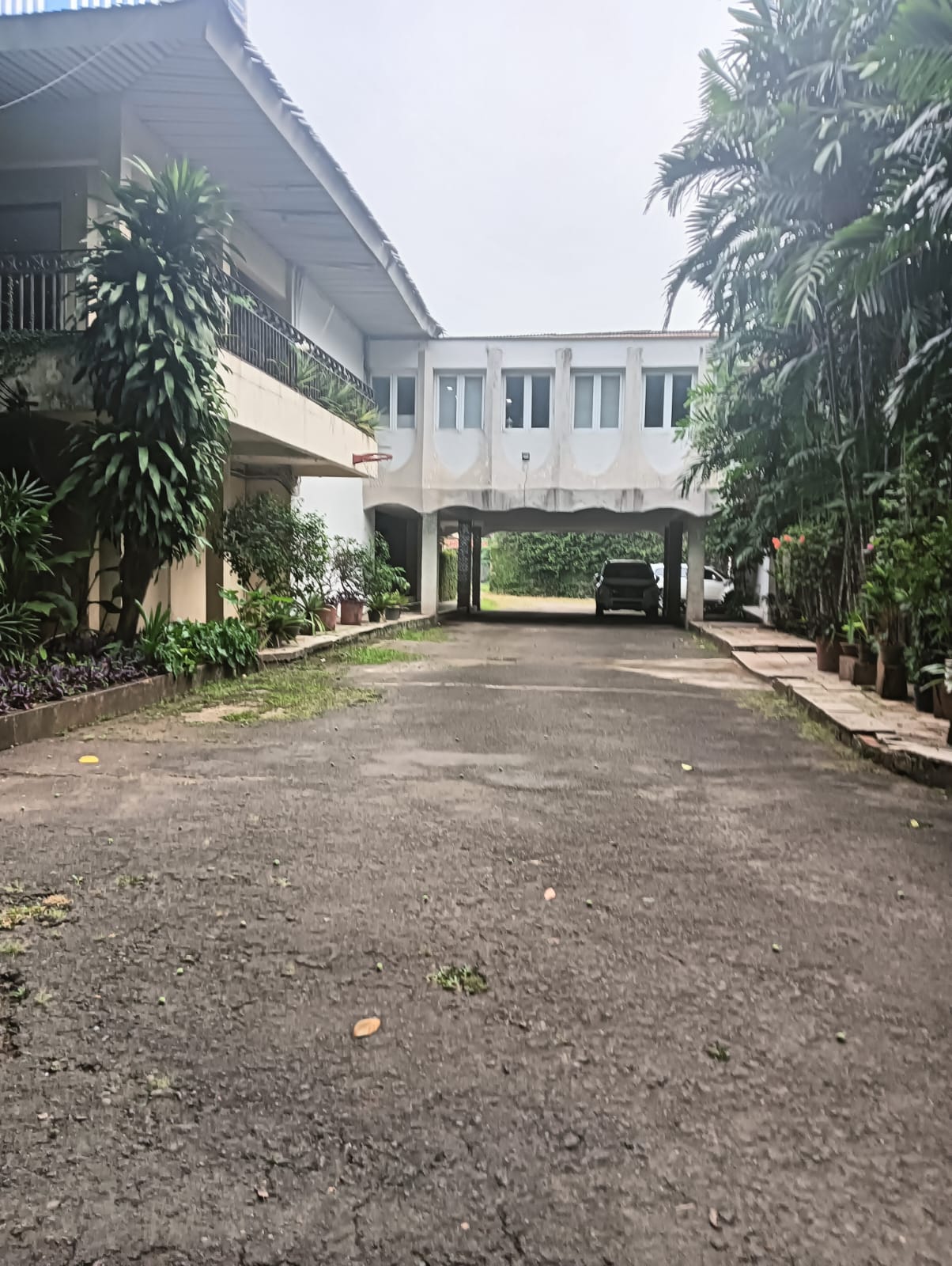 Tanah dan Bangunan Di Kuningan. Luas 6400 m2, Cocok Developer, Lokasi Strategis