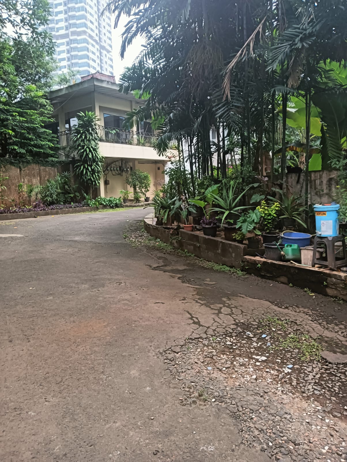 Tanah dan Bangunan Di Kuningan. Luas 6400 m2, Cocok Developer, Lokasi Strategis