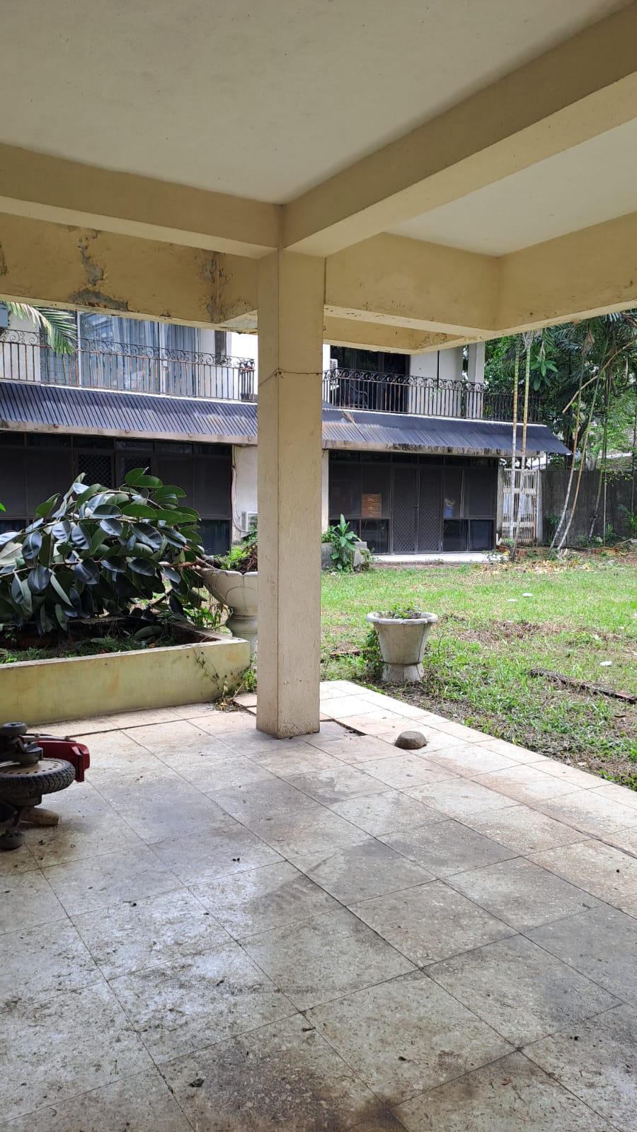 Tanah dan Bangunan Di Kuningan. Luas 6400 m2, Cocok Developer, Lokasi Strategis