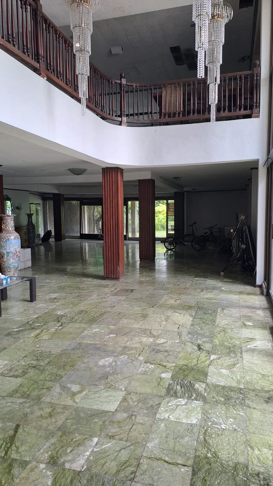 Tanah dan Bangunan Di Kuningan. Luas 6400 m2, Cocok Developer, Lokasi Strategis