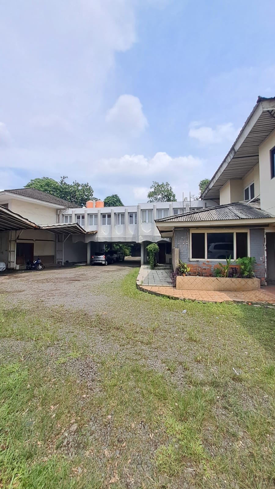 Tanah dan Bangunan Di Kuningan. Luas 6400 m2, Cocok Developer, Lokasi Strategis