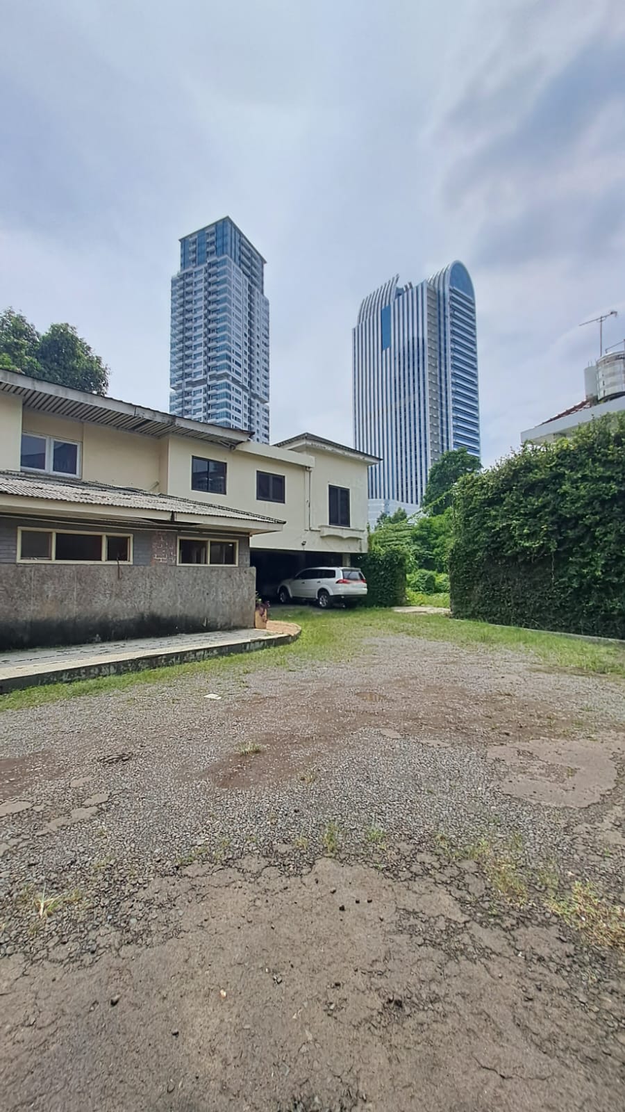 Tanah dan Bangunan Di Kuningan. Luas 6400 m2, Cocok Developer, Lokasi Strategis