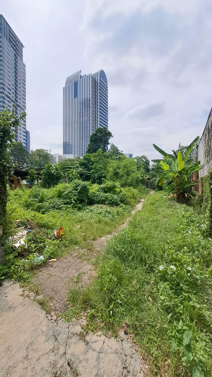 Tanah dan Bangunan Di Kuningan. Luas 6400 m2, Cocok Developer, Lokasi Strategis