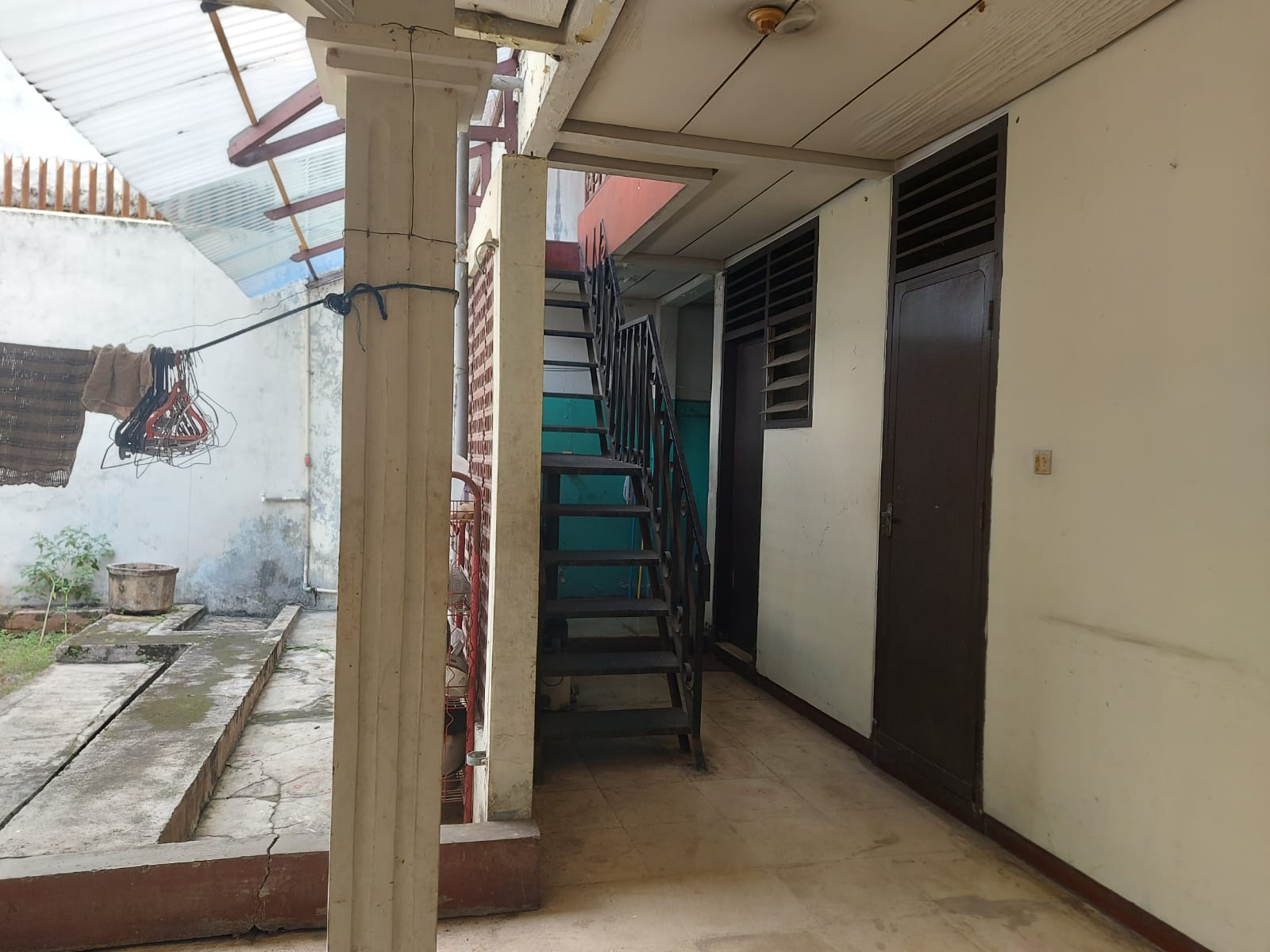 Rumah Lama di Petukangan, Akses Jalan Raya, Dilewati Jaklingko Lebak Bulus