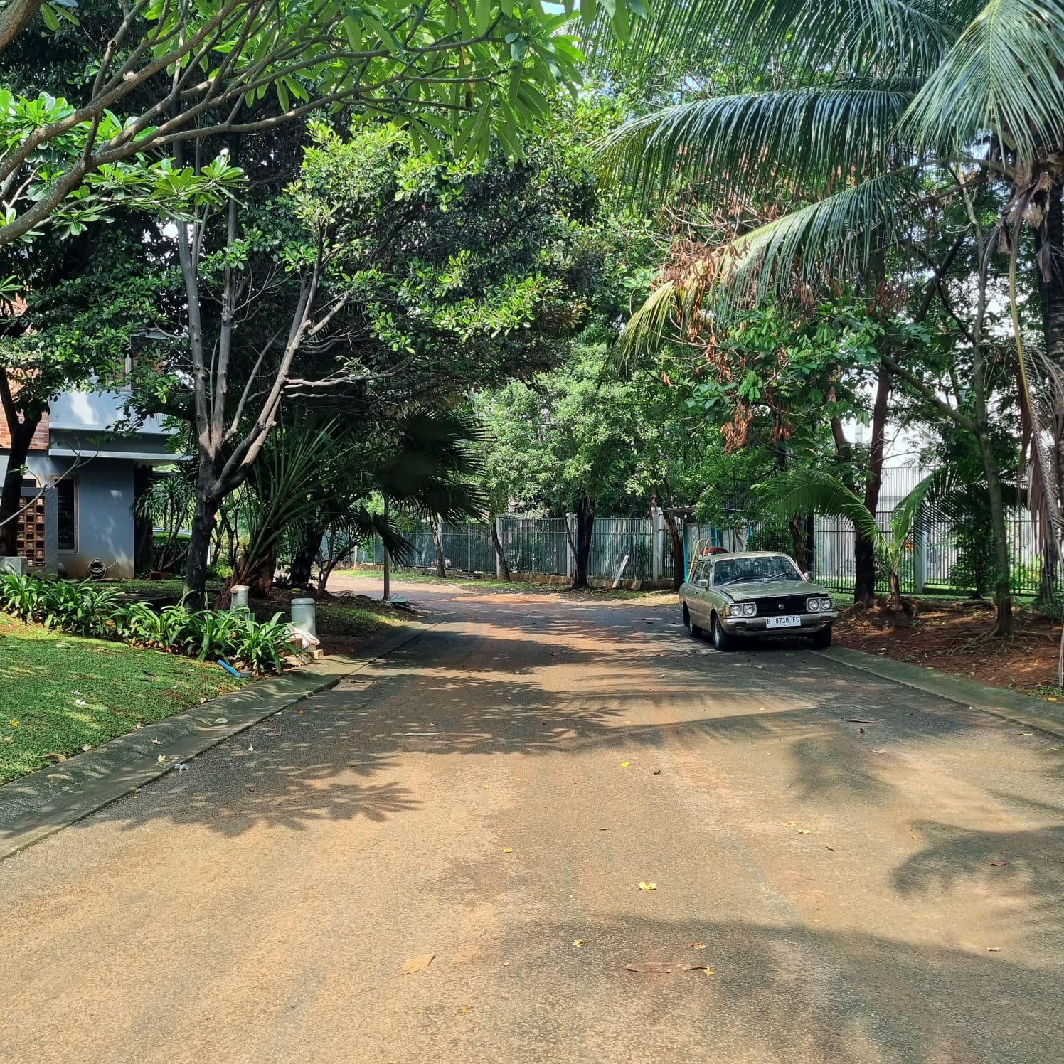 Rumah di Emerald Bintaro, Ada Taman, Samping dan Depan