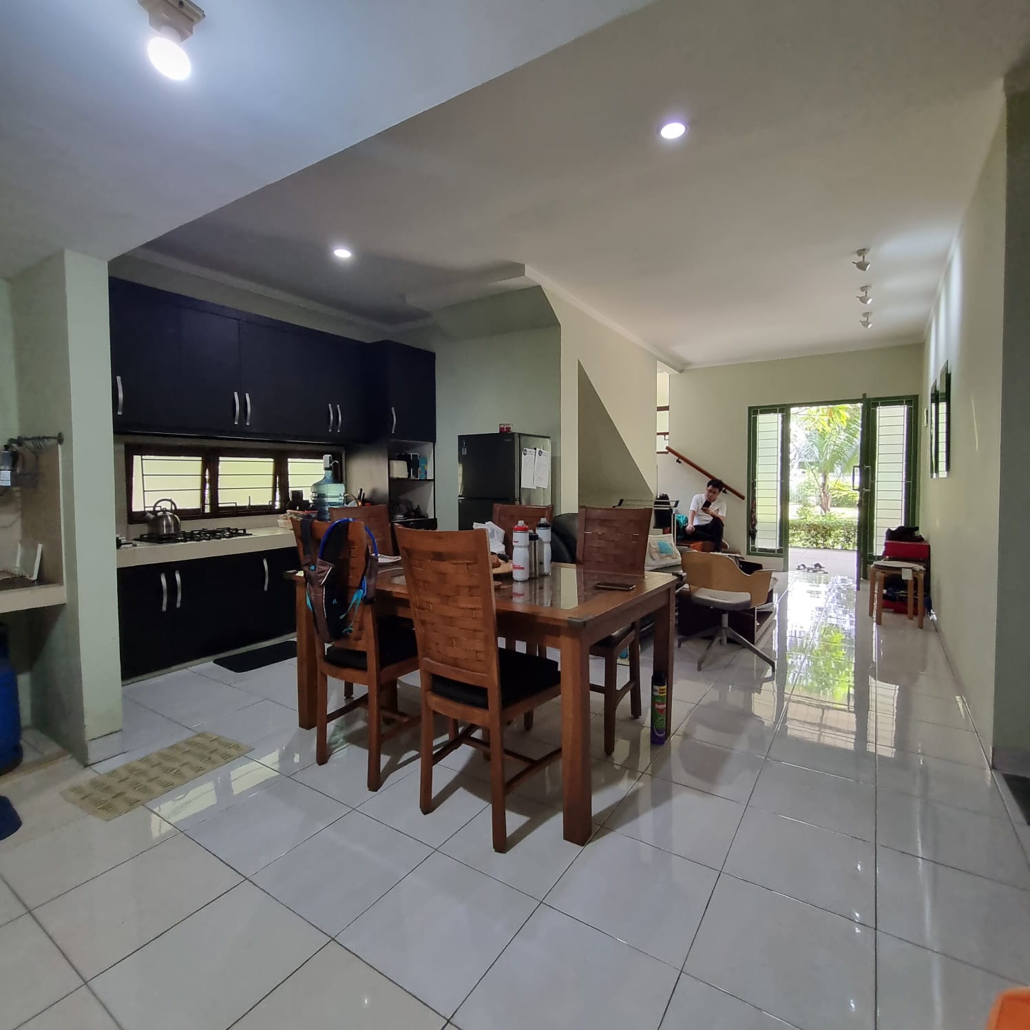 Rumah di Emerald Bintaro, Ada Taman, Samping dan Depan