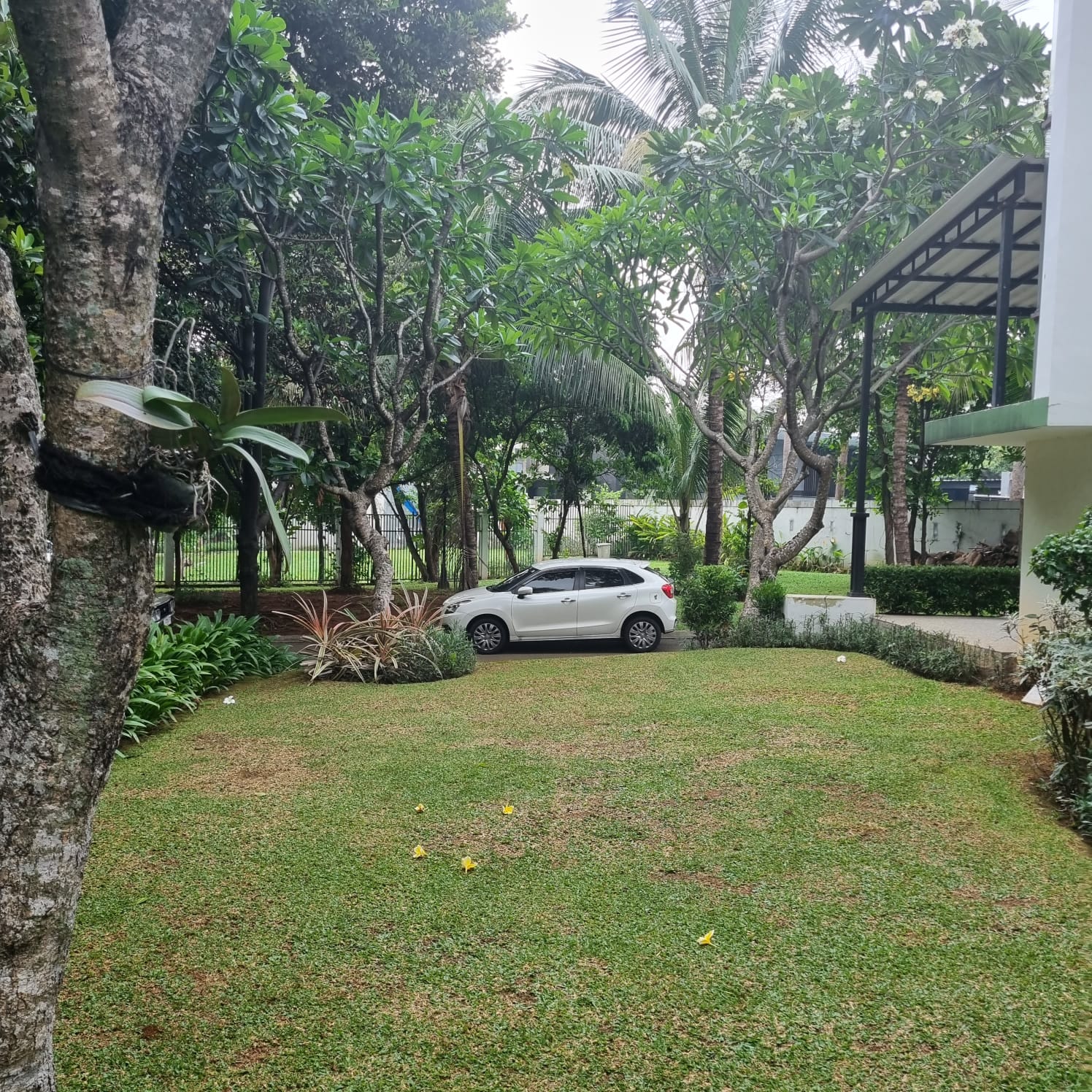 Rumah di Emerald Bintaro, Ada Taman, Samping dan Depan