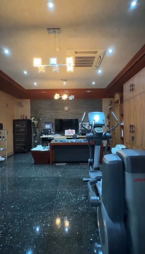 Rumah Mewah Furnised, Bernuansa Tropis Resort Bali. Ada Ruangan Fitness, Ada Pool