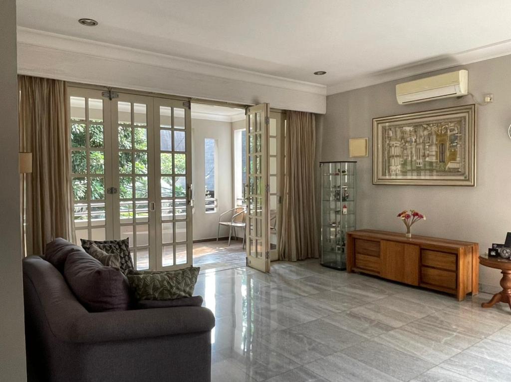 Rumah di Pejaten Barat, Newly Renovated, ada Balkon dan Multifunction Room