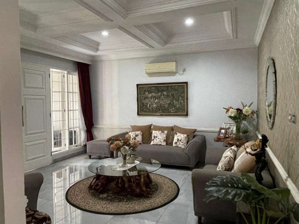 Rumah di Pejaten Barat, Newly Renovated, ada Balkon dan Multifunction Room