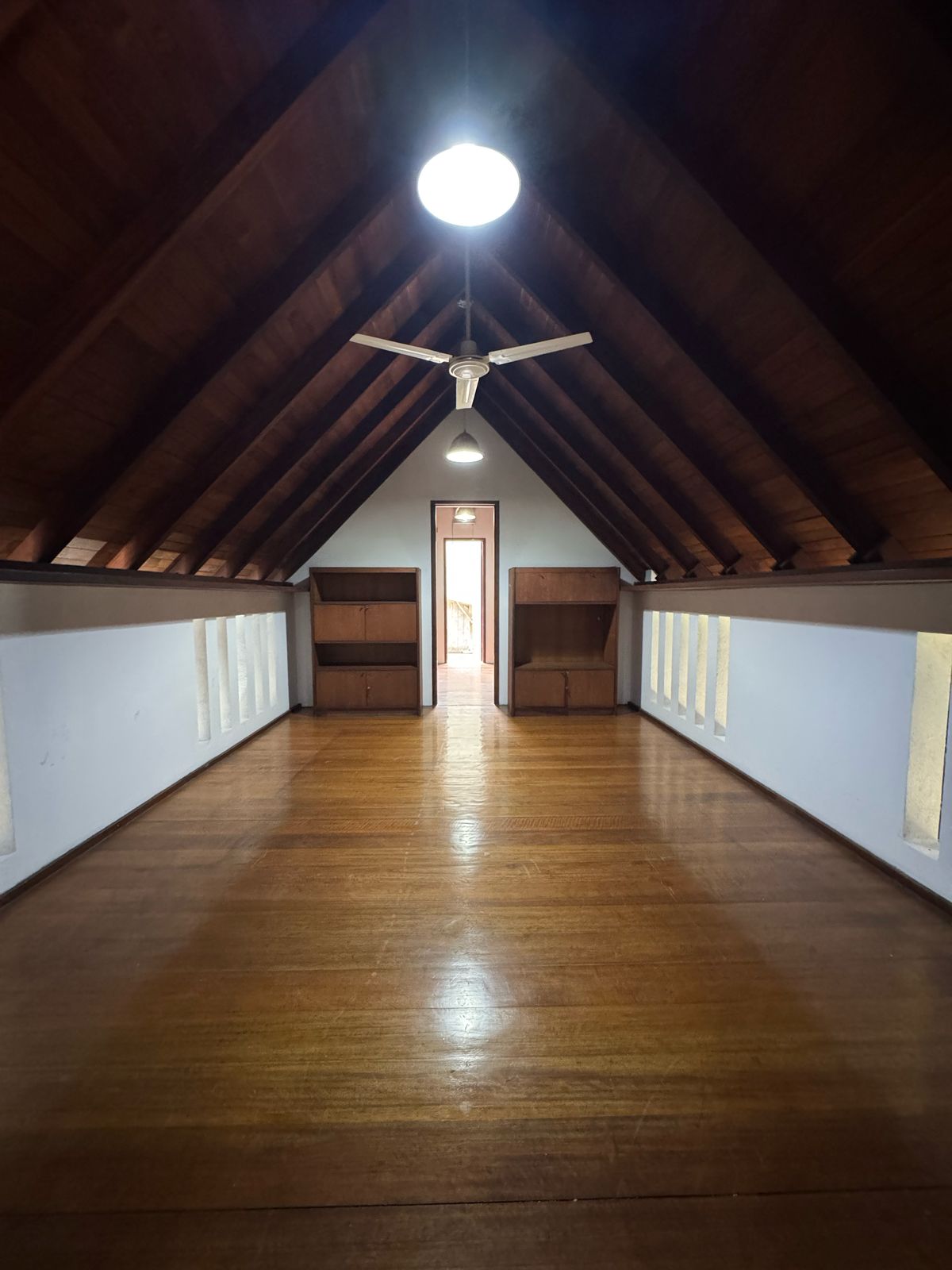 Rumah Sewa Bisa Kantor, Dekat Area Senayan, Lantai Parket