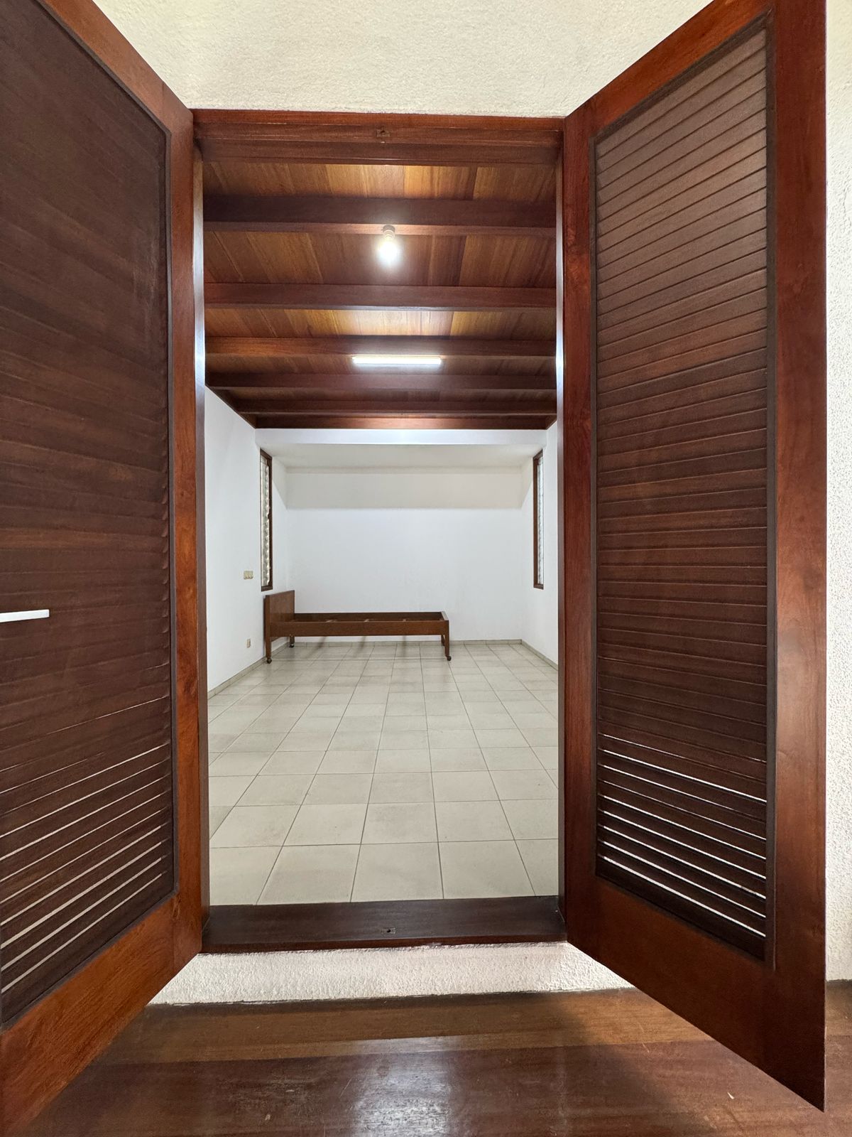 Rumah Sewa Bisa Kantor, Dekat Area Senayan, Lantai Parket