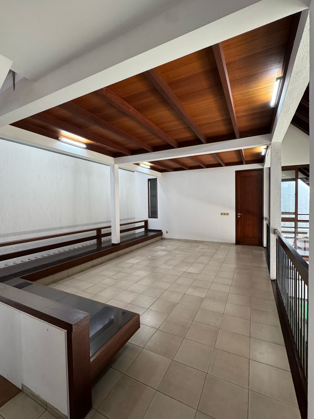 Rumah Sewa Bisa Kantor, Dekat Area Senayan, Lantai Parket