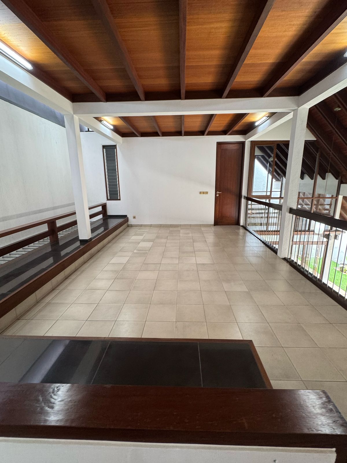 Rumah Sewa Bisa Kantor, Dekat Area Senayan, Lantai Parket