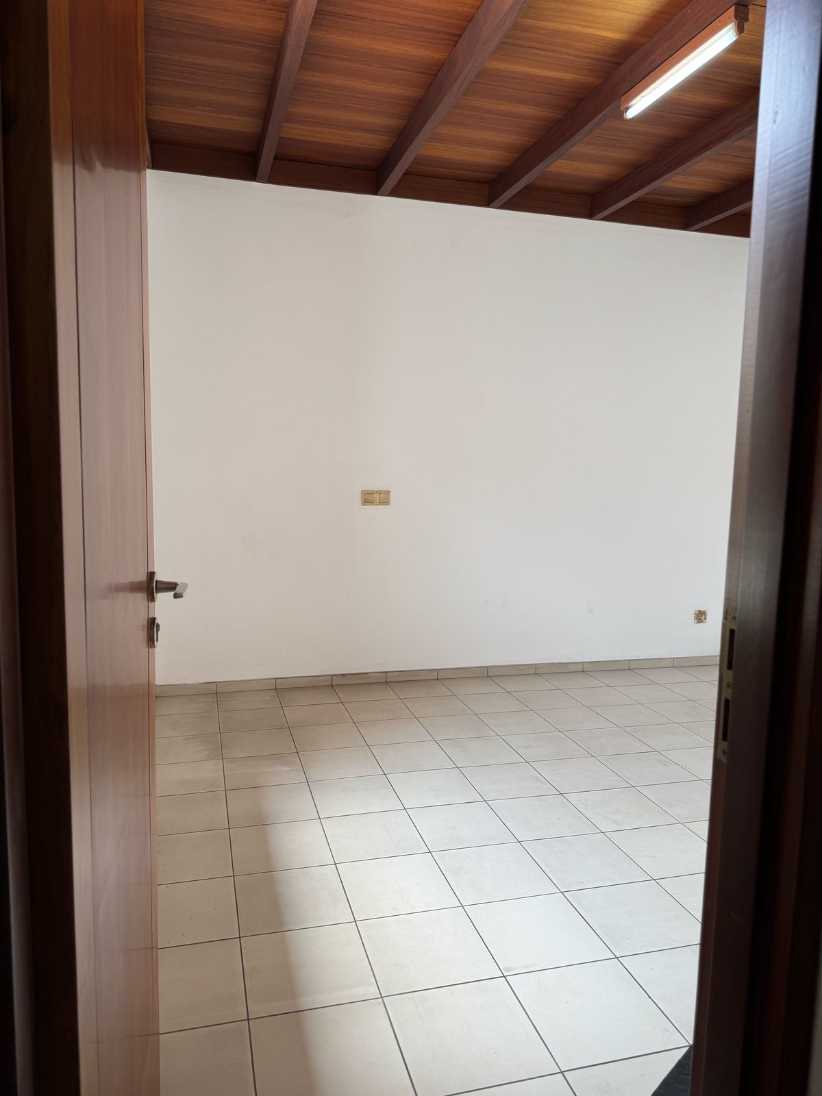 Rumah Sewa Bisa Kantor, Dekat Area Senayan, Lantai Parket