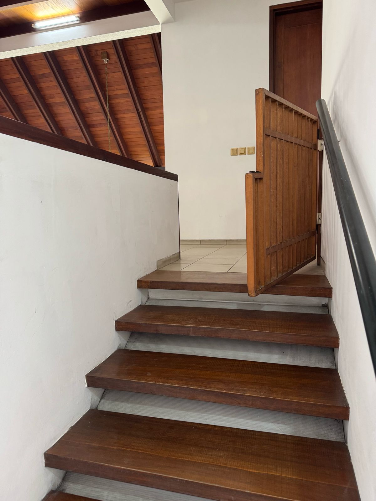 Rumah Sewa Bisa Kantor, Dekat Area Senayan, Lantai Parket