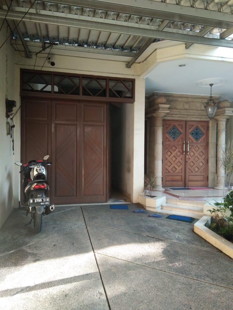 Rumah Semi Furnished, Taman Depan dan Belakang