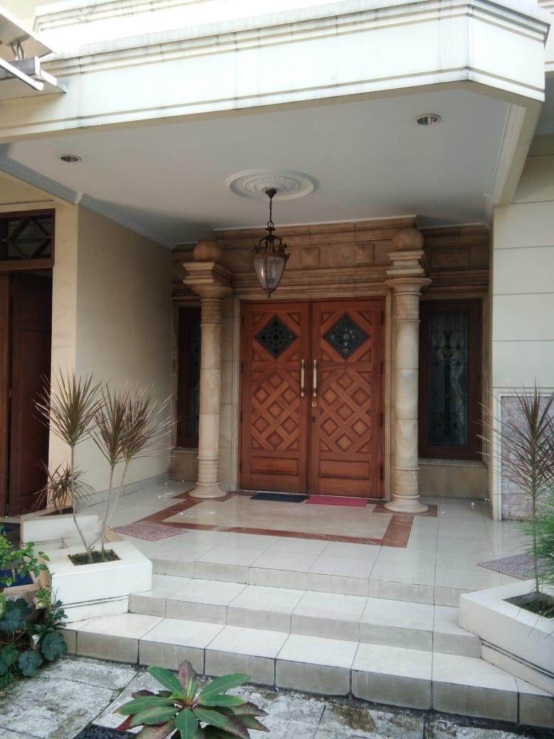 Rumah Semi Furnished, Taman Depan dan Belakang