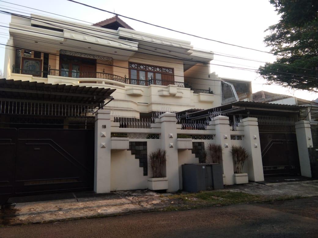 Rumah Semi Furnished, Taman Depan dan Belakang