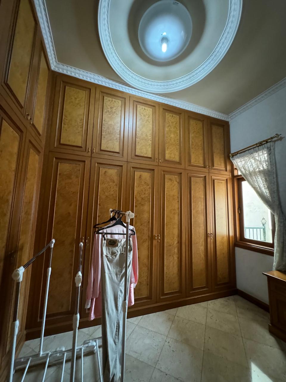 Rumah Semi Furnished, Taman Depan dan Belakang