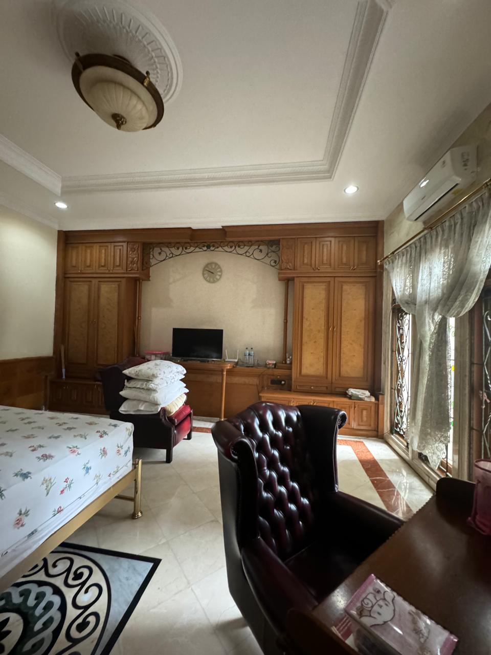 Rumah Semi Furnished, Taman Depan dan Belakang