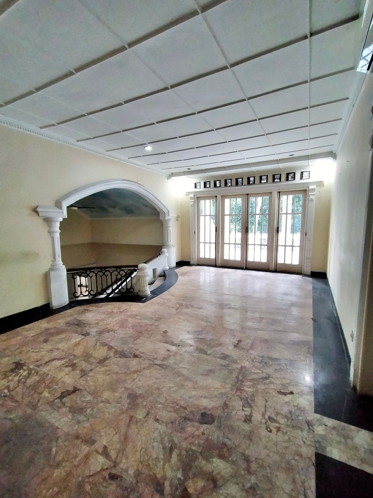 Rumah 2 Lantai di Lokasi Premium dekat SCBD - Ada Kolam Renang