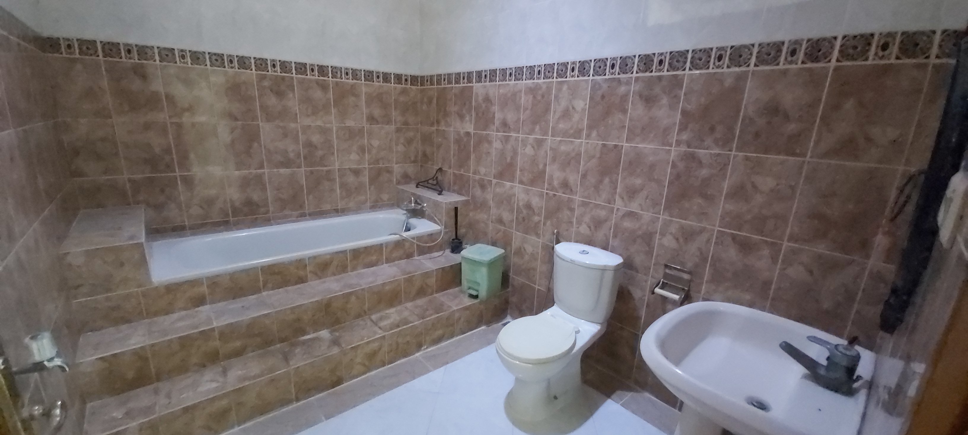 Rumah Siap Huni area Blok M - Bangunan 1 Lantai, Halaman Luas