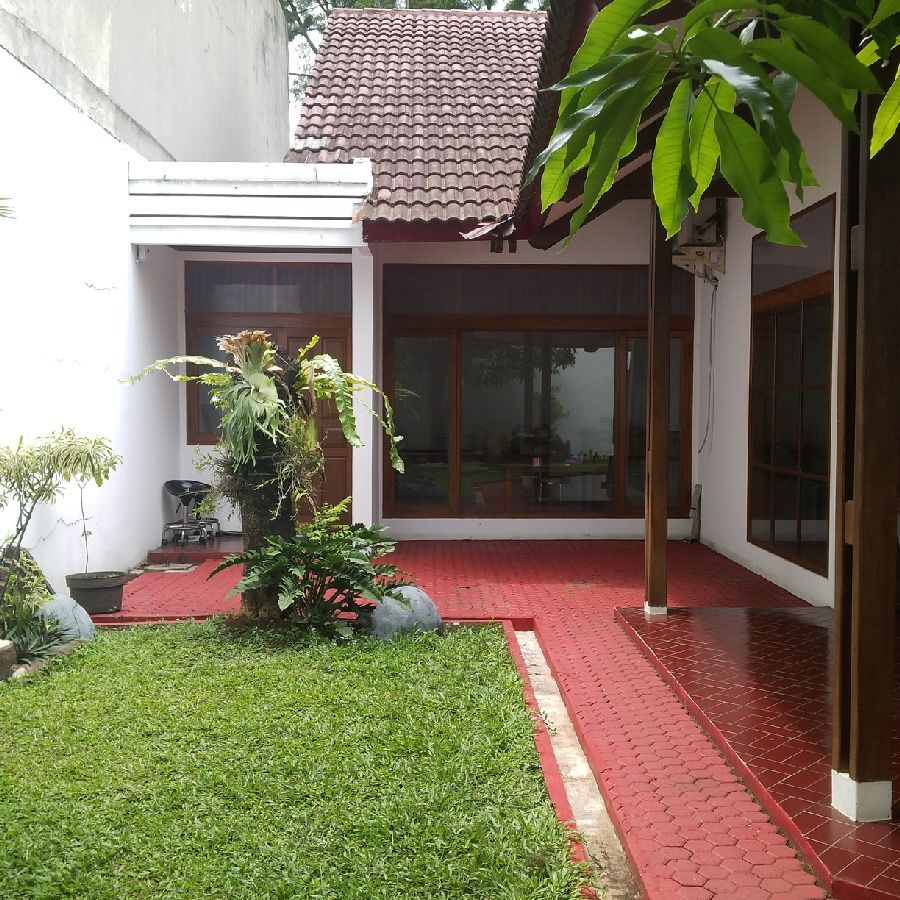 Rumah Di Cinere Megapolitan, Asri, ada back yard