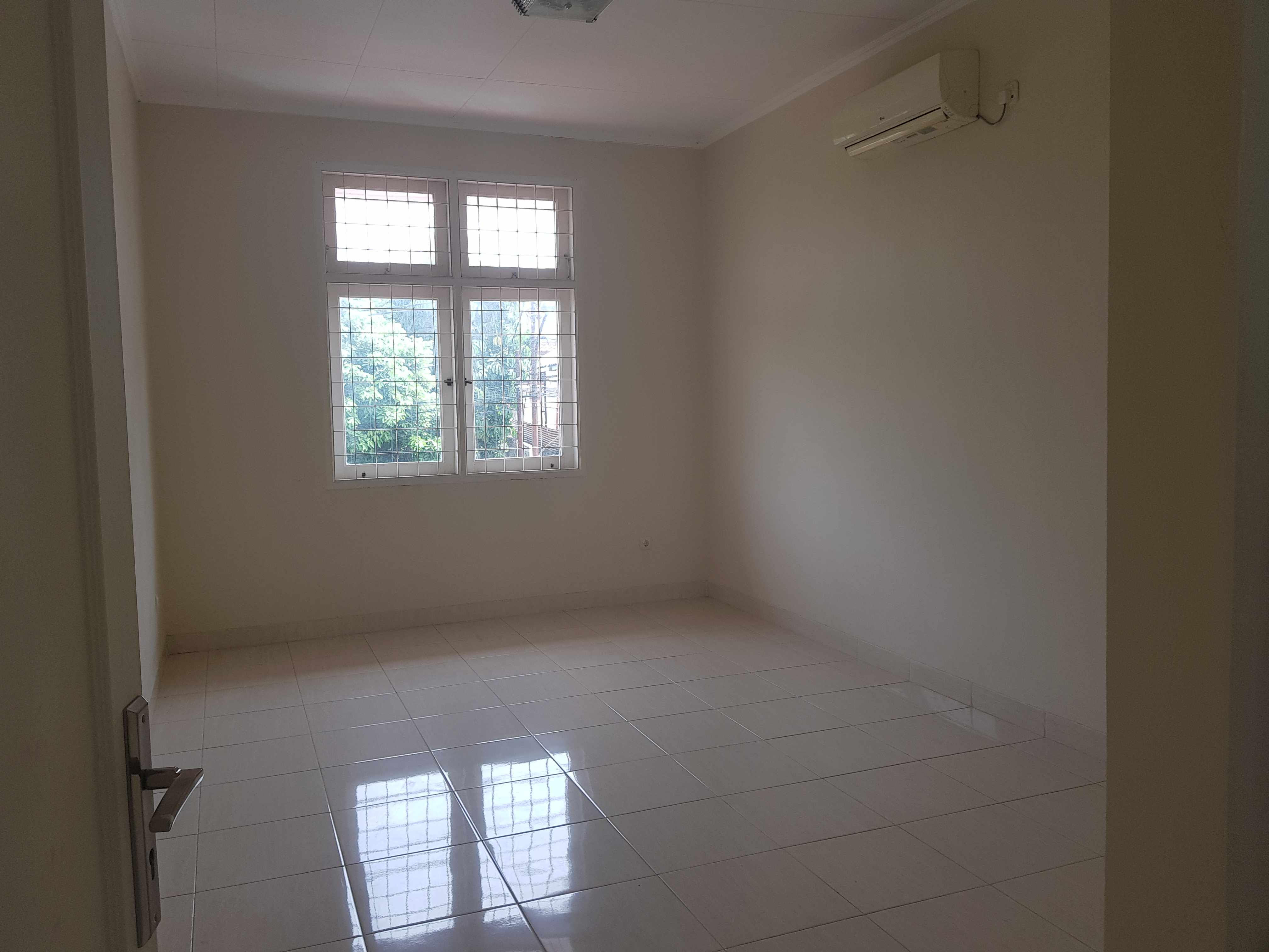 Rumah Cocok Kantor atau Rumah Tinggal di Lebak Bulus. Dekat MRT. Lokasi Strategis