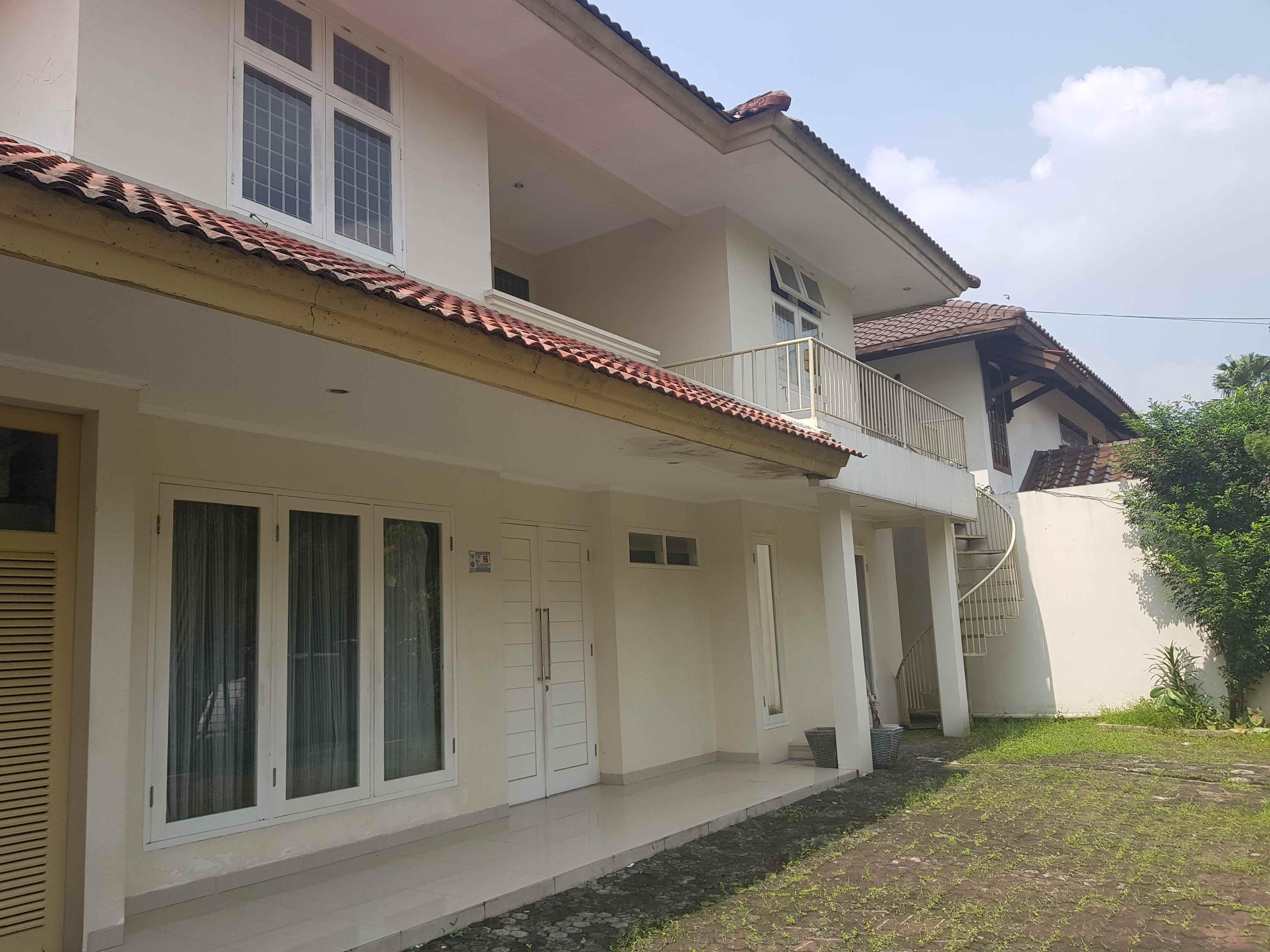 Rumah Cocok Kantor atau Rumah Tinggal di Lebak Bulus. Dekat MRT. Lokasi Strategis