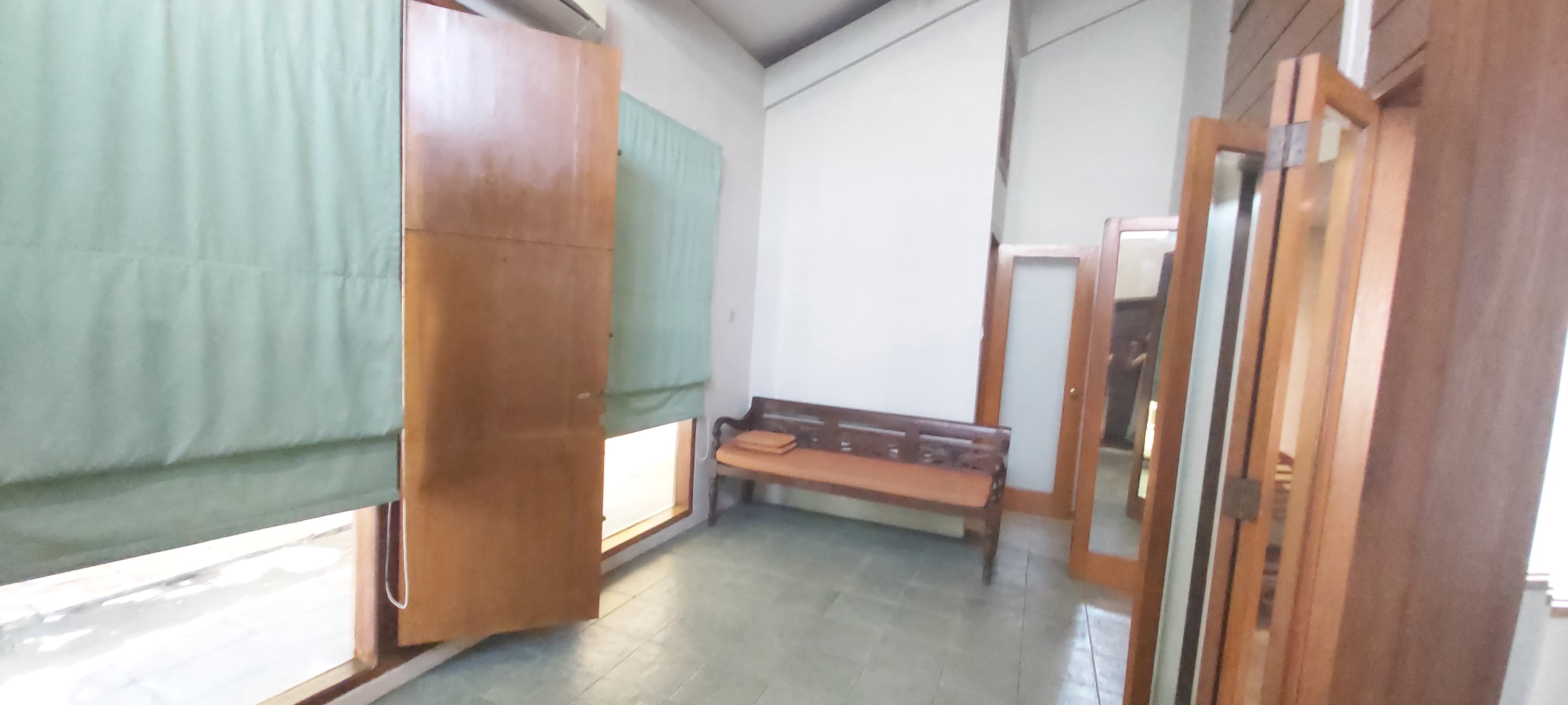 Rumah 2 Lantai di Pondok Indah, Bisa Jalan Kaki ke PIM. Ada Gudang