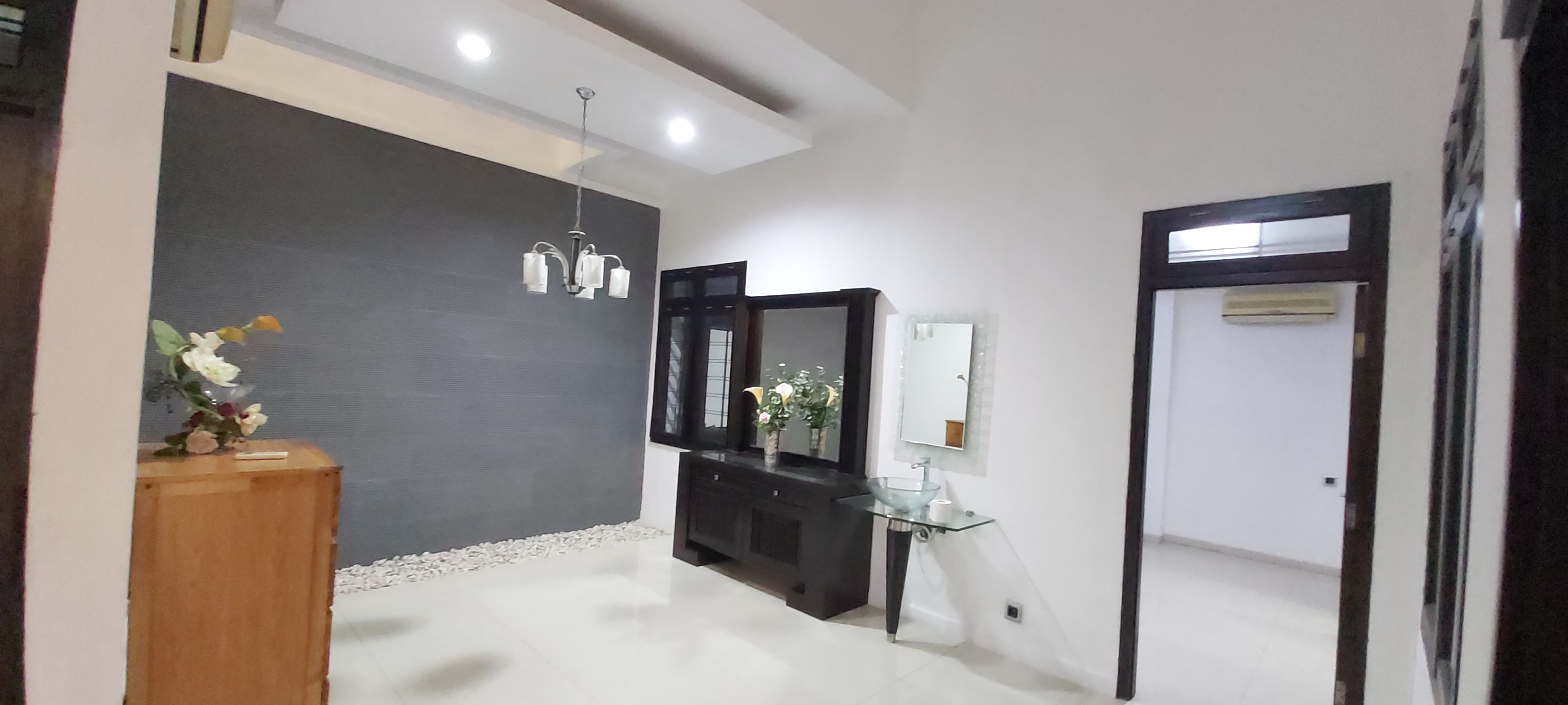 Rumah di Pondok Indah-2 Lantai, Dekat Pondok Indah Mal, Siap Huni