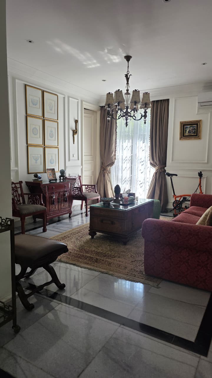 Rumah di Hook Mewah Classic Modern. Dalam Komplek One Gate System, Ada Ruang Gym