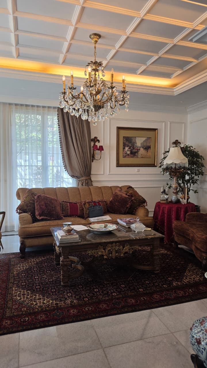 Rumah di Hook Mewah Classic Modern. Dalam Komplek One Gate System, Ada Ruang Gym