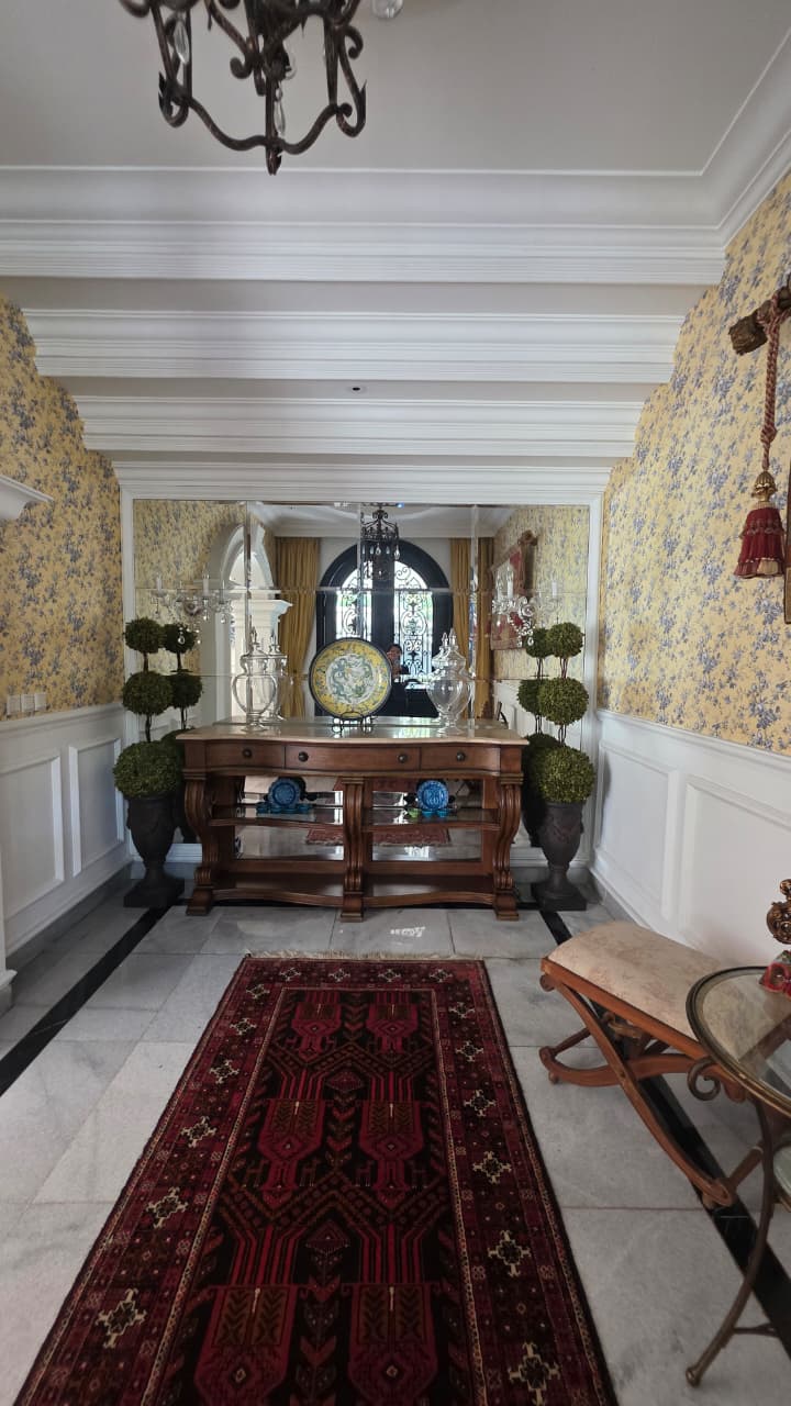 Rumah di Hook Mewah Classic Modern. Dalam Komplek One Gate System, Ada Ruang Gym