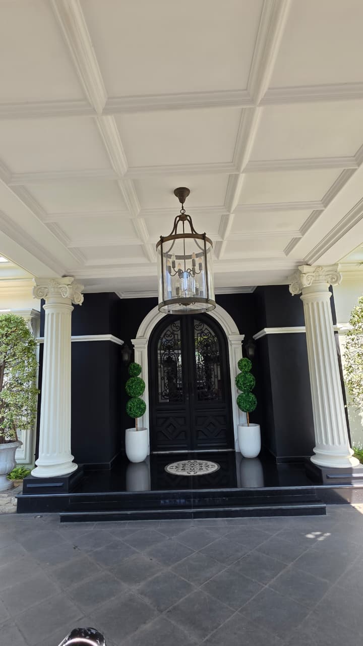 Rumah di Hook Mewah Classic Modern. Dalam Komplek One Gate System, Ada Ruang Gym