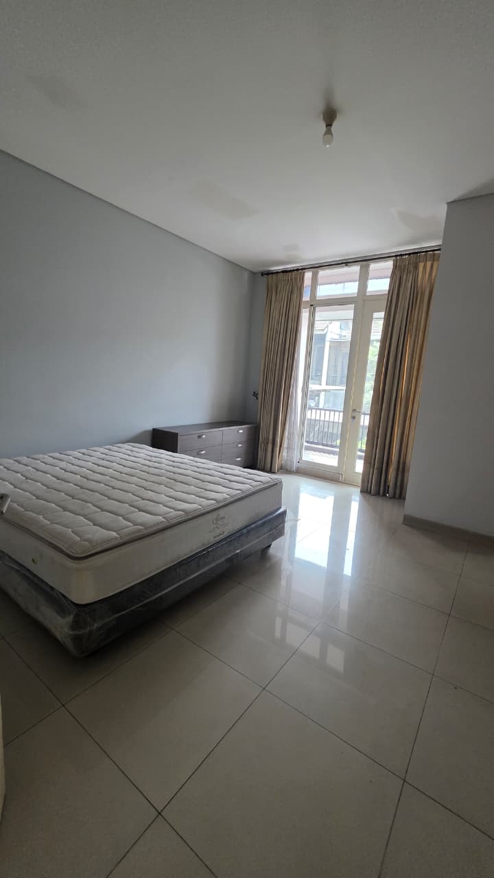 Rumah Dalam Townhouse Area Deplu, Dekat Pondok Indah dan Bintaro, Akses Mudah ke Tol Jorr