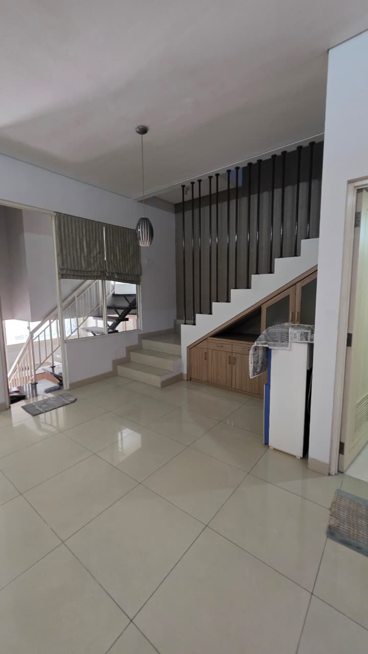 Rumah Dalam Townhouse Area Deplu, Dekat Pondok Indah dan Bintaro, Akses Mudah ke Tol Jorr