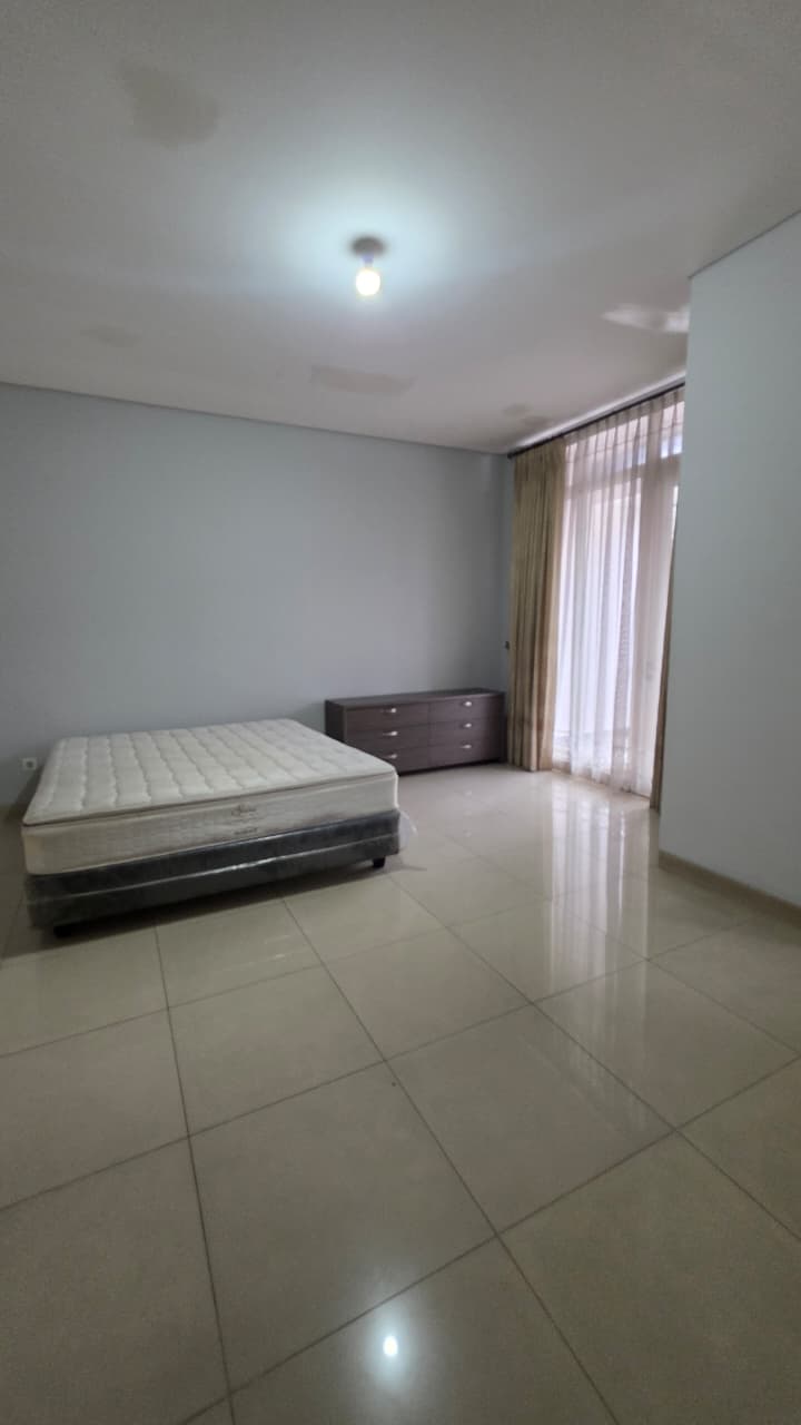 Rumah Dalam Townhouse Area Deplu, Dekat Pondok Indah dan Bintaro, Akses Mudah ke Tol Jorr