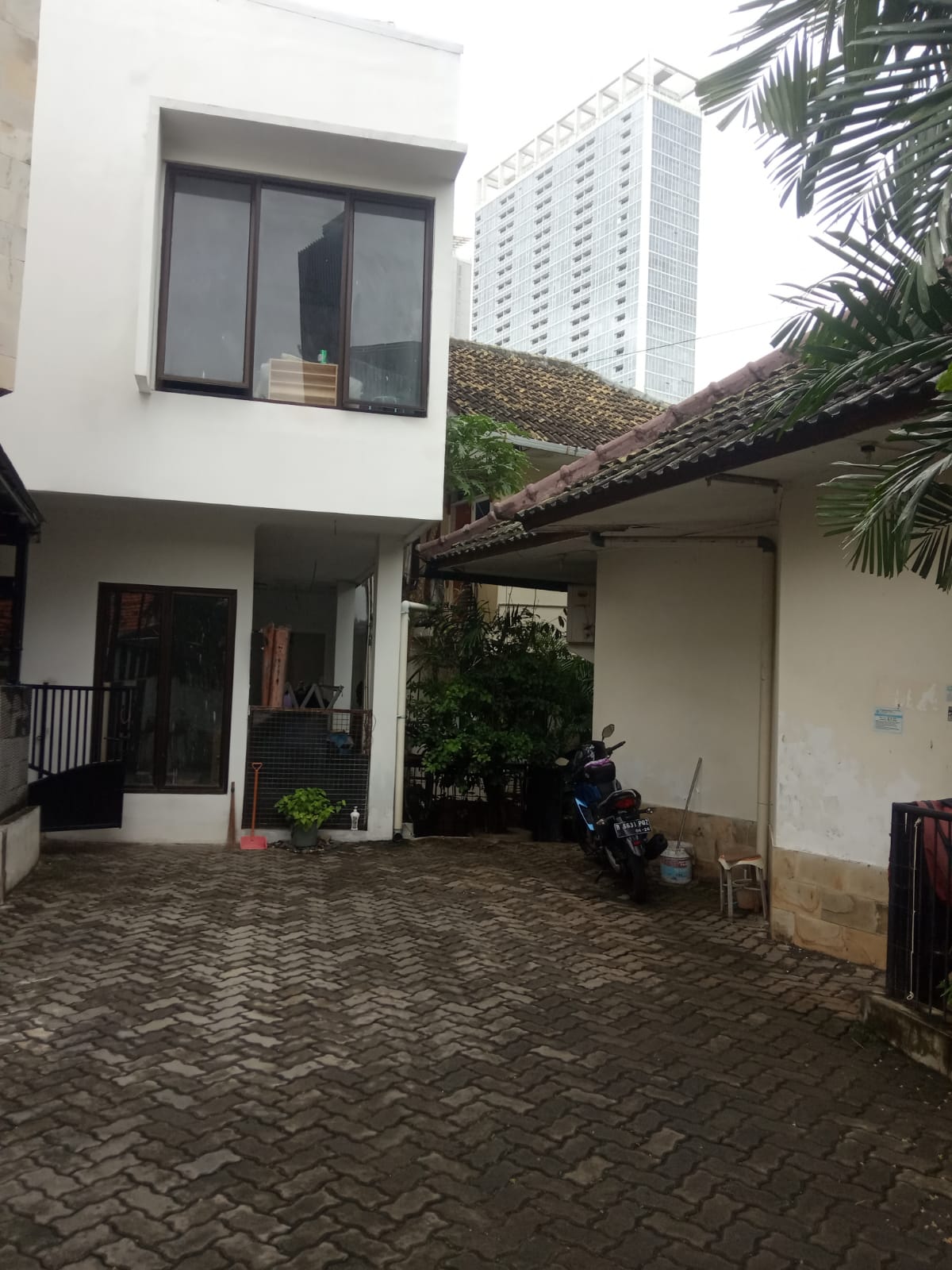 Rumah Lama 2 Lantai di Menteng, Zona Bisnis, Hoek