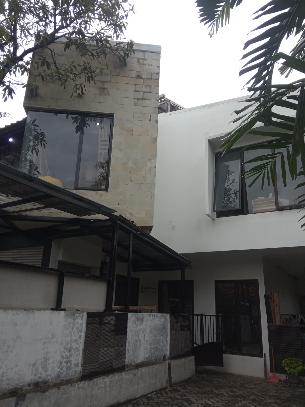 Rumah Lama 2 Lantai di Menteng, Zona Bisnis, Hoek