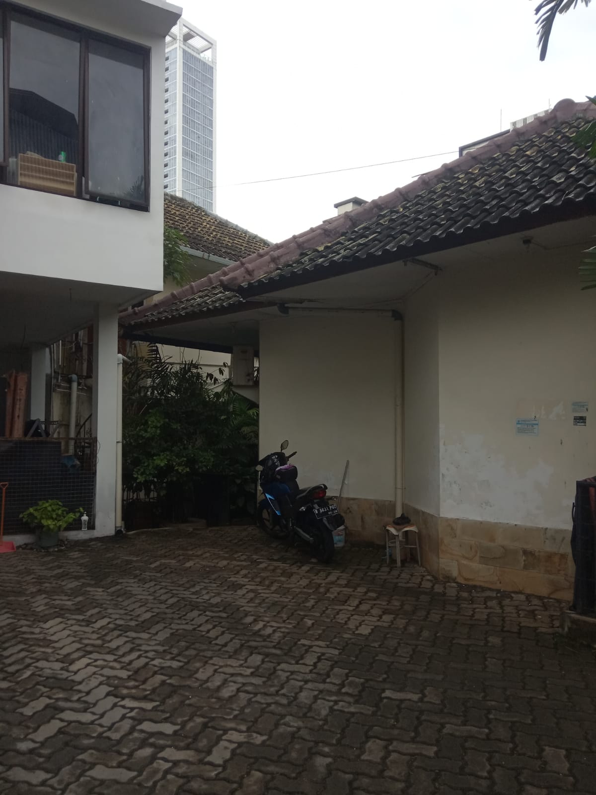 Rumah Lama 2 Lantai di Menteng, Zona Bisnis, Hoek