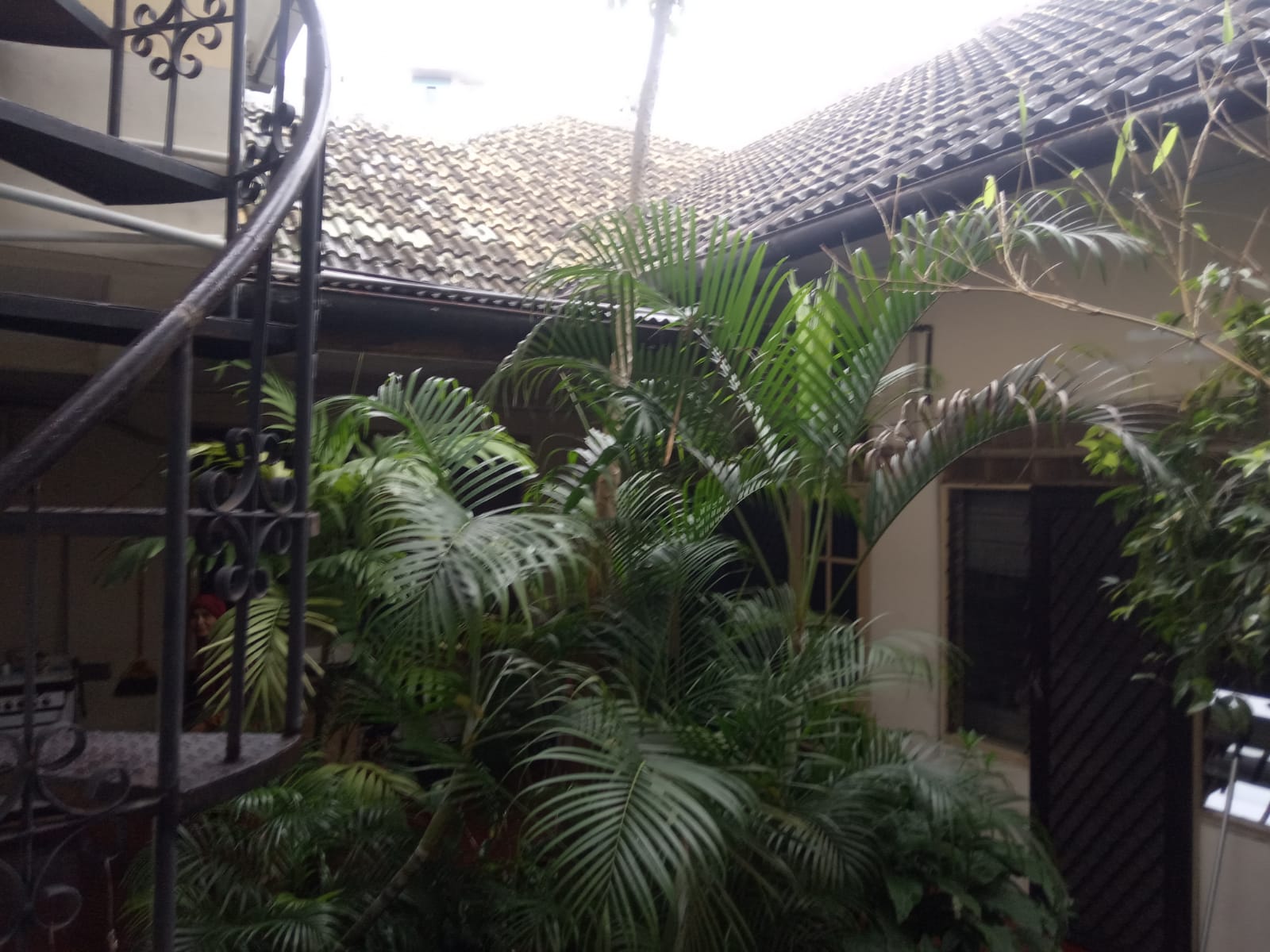 Rumah Lama 2 Lantai di Menteng, Zona Bisnis, Hoek