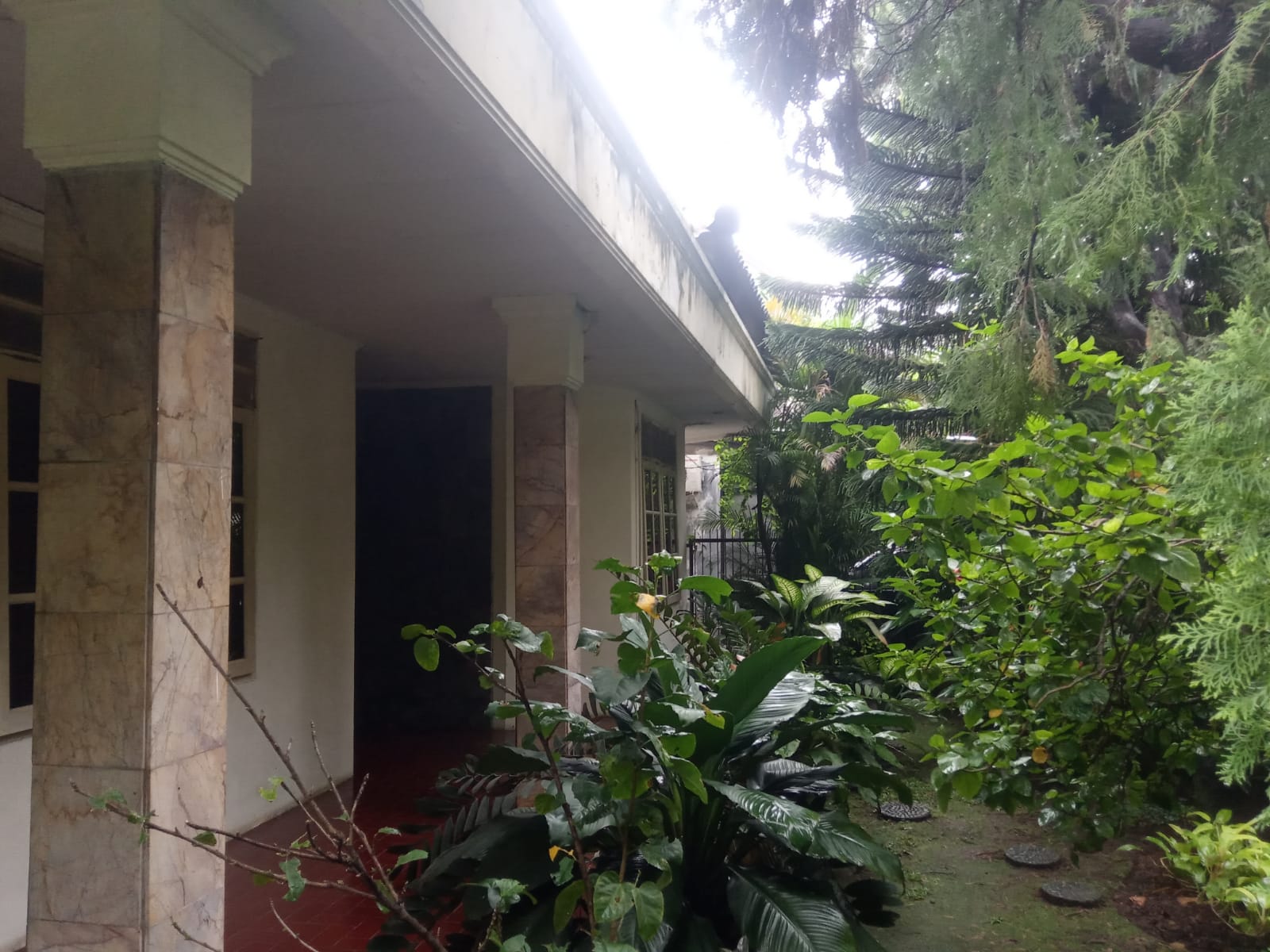 Rumah Lama 2 Lantai di Menteng, Zona Bisnis, Hoek