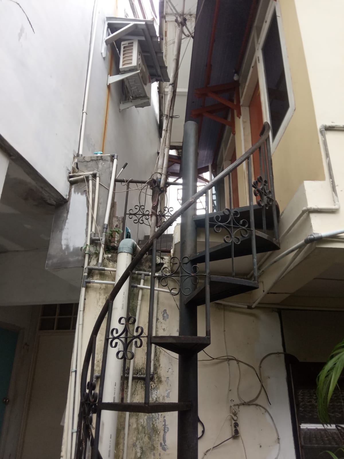 Rumah Lama 2 Lantai di Menteng, Zona Bisnis, Hoek
